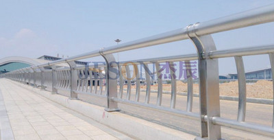 不锈钢桥梁护栏安装效果图